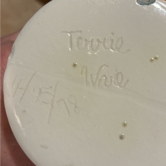 Vintage hand painted dated and signed 9.5” vase 4/25/78 - Picture 4 of 8